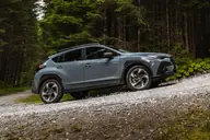 Subaru Crosstrek Hybrid Field, lateral en pista forestal