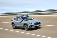 Subaru Crosstrek Hybrid Field, tres cuartos delantero en marcha en circuito