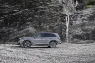 Subaru Forester Hybrid Field, lateral real junto a una cascada
