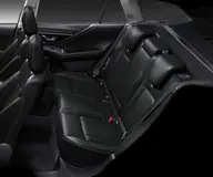 Subaru Outback Touring, plazas traseras de piel negra, vista lateral