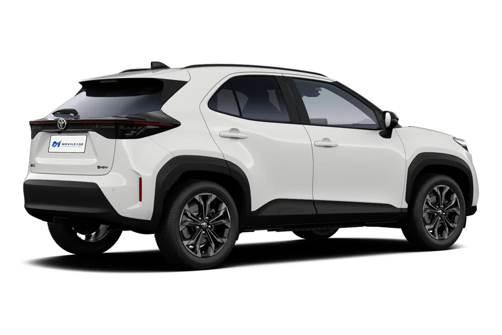 Toyota Yaris Cross 130H Active en blanco, vista tres cuartos trasera con el piloto de lado a lado