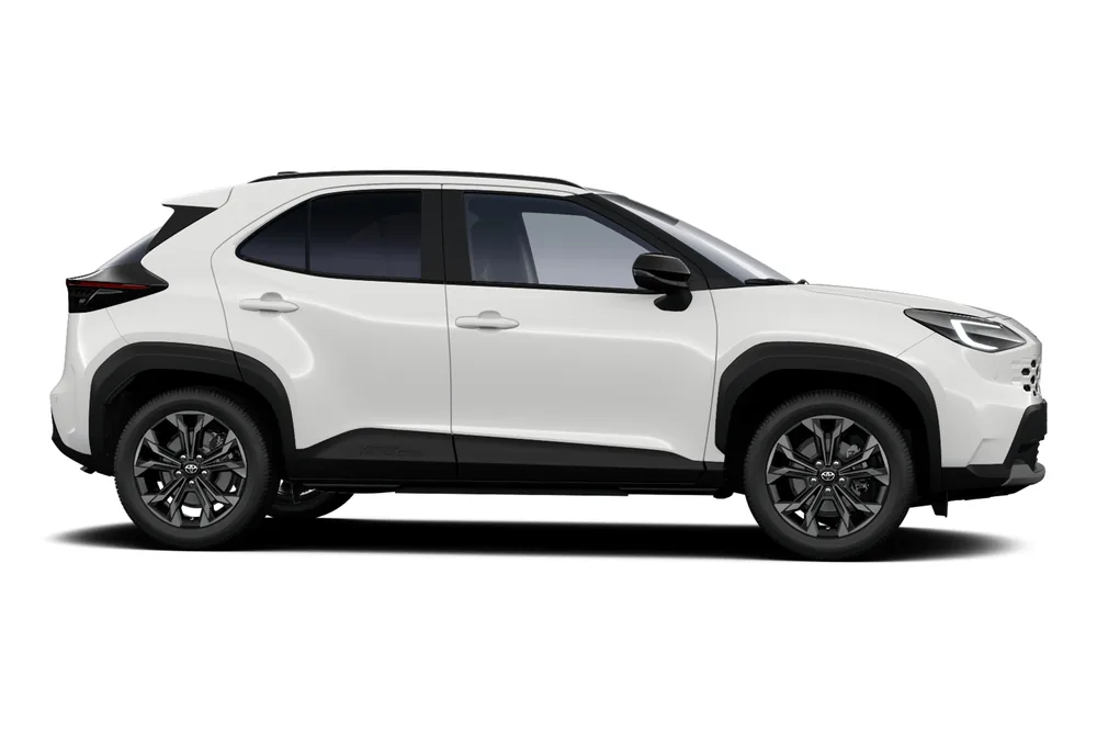 Toyota Yaris Cross 130H Active en blanco, perfil lateral con llantas de aleación oscuras