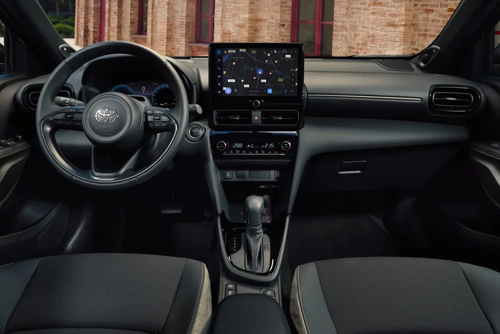 Puesto de conducción del Toyota Yaris Cross con pantalla multimedia de 10,5 pulgadas y cambio automático e-CVT
