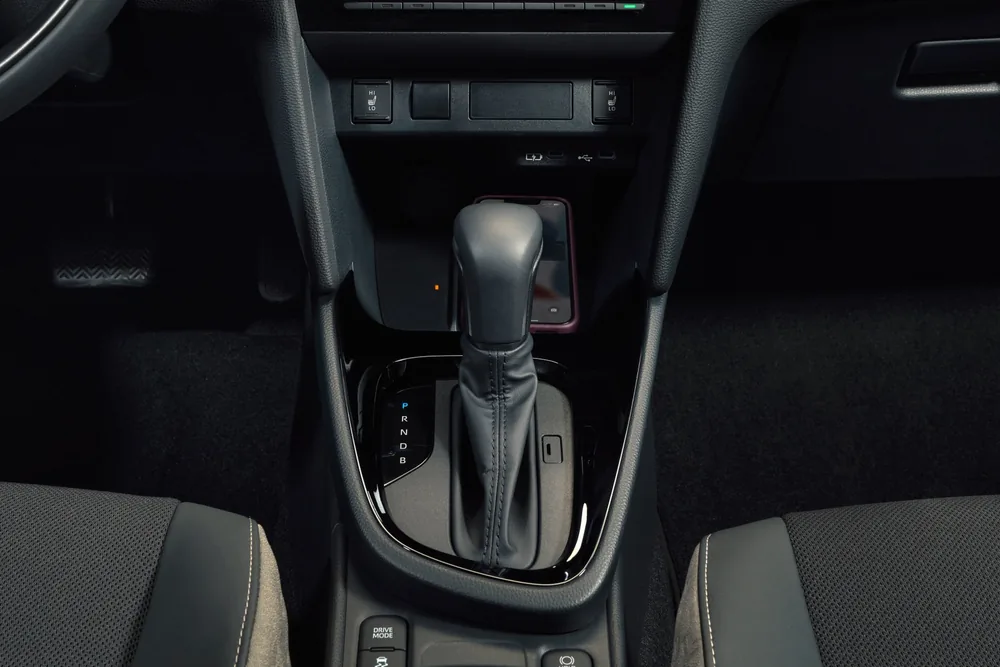 Consola central del Toyota Yaris Cross con la palanca del cambio automático e-CVT