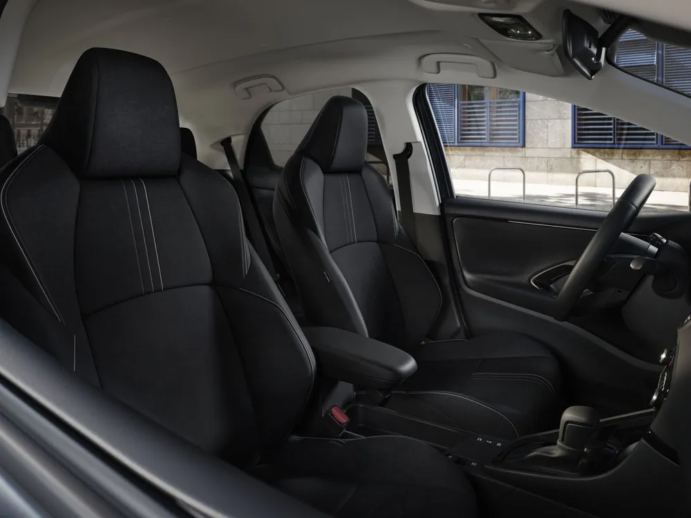 Toyota Yaris en renting — asientos delanteros