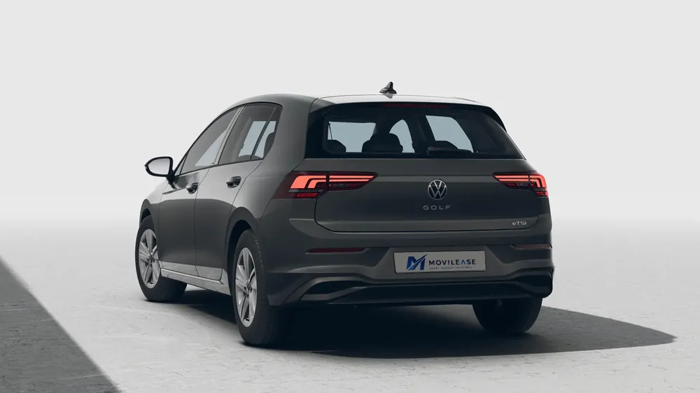 Volkswagen Golf en renting — vista trasera tres cuartos