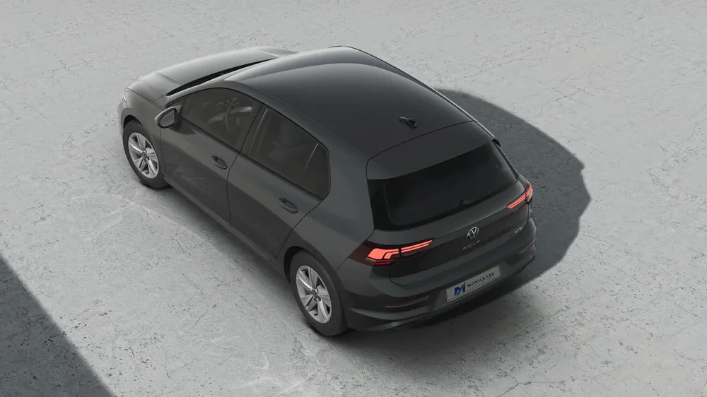 Volkswagen Golf en renting — vista trasera tres cuartos elevada