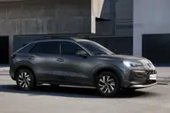 Volkswagen T-Roc en renting — vista frontal tres cuartos derecha