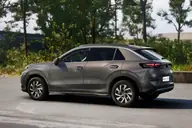 Volkswagen T-Roc en renting — vista trasera lateral