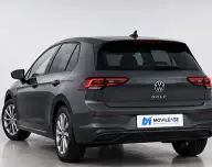 Volkswagen Golf en renting — vista trasera tres cuartos